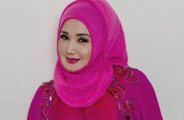 Artis Dangdut, Asal Tasikmalaya Evie Tamala Terkenal Dengan Lagu Melankolis yang Populer