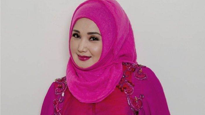 Artis Dangdut, Asal Tasikmalaya Evie Tamala Terkenal Dengan Lagu Melankolis yang Populer